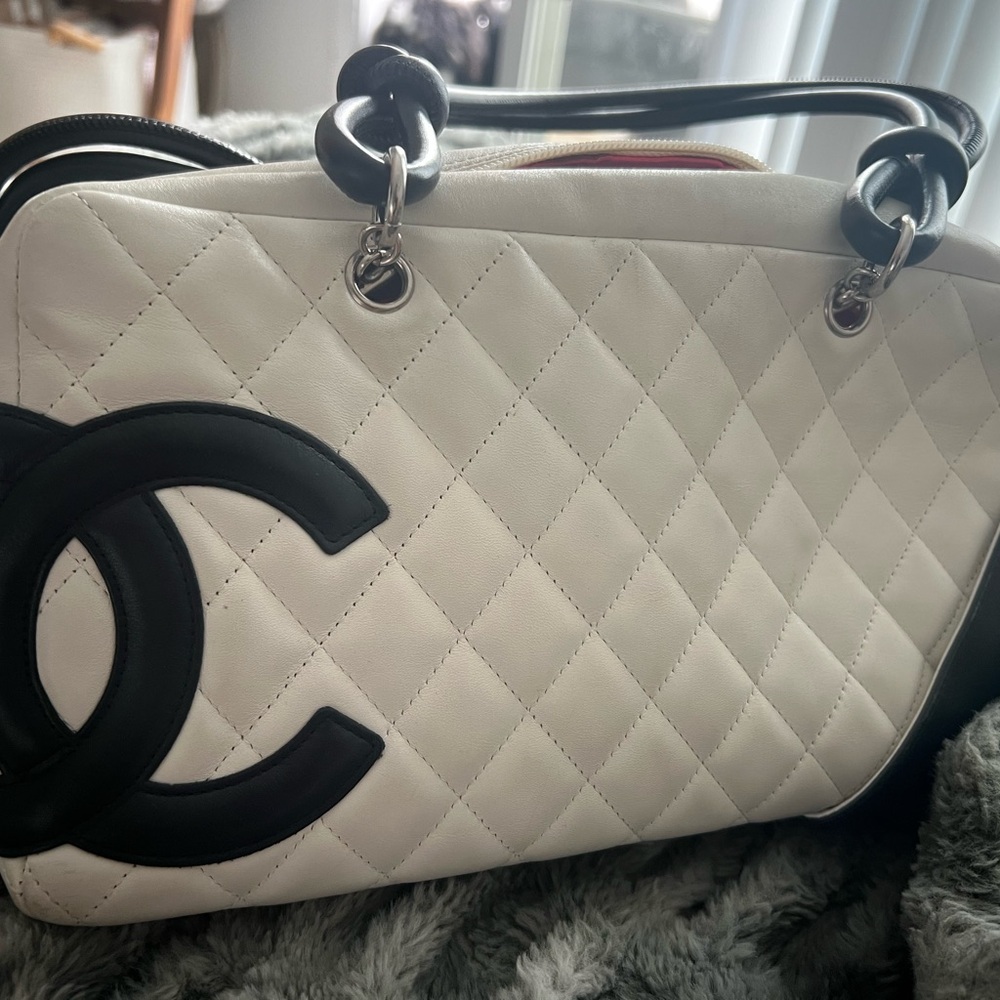 CHANEL White and Black Quilted Shoulder Bag with Iconic CC Logo